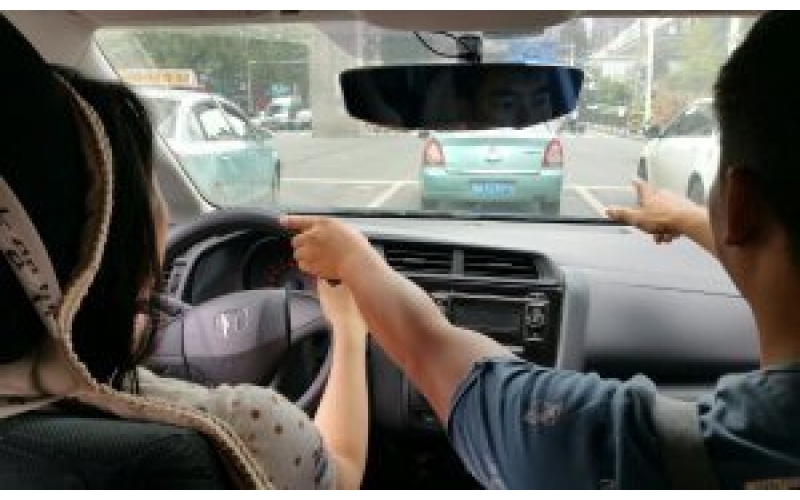 新手陪駕的核心事件