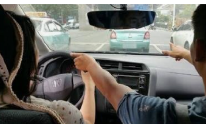 新手司機(jī)必備：陪練常說的11個(gè)駕駛小貼士