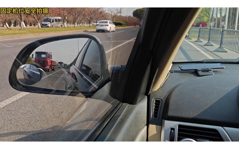如何通過(guò)后視鏡判斷旁邊車距離和速度？新手上路如何安全變道？