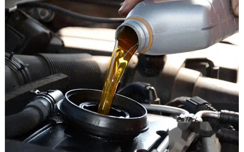 機(jī)油沒跑夠但變?nèi)榘咨?？車主：后悔沒早查這個(gè)通氣閥，白換3次油