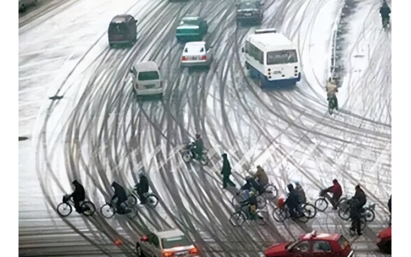 低溫雨雪天氣，要注意行車安全！