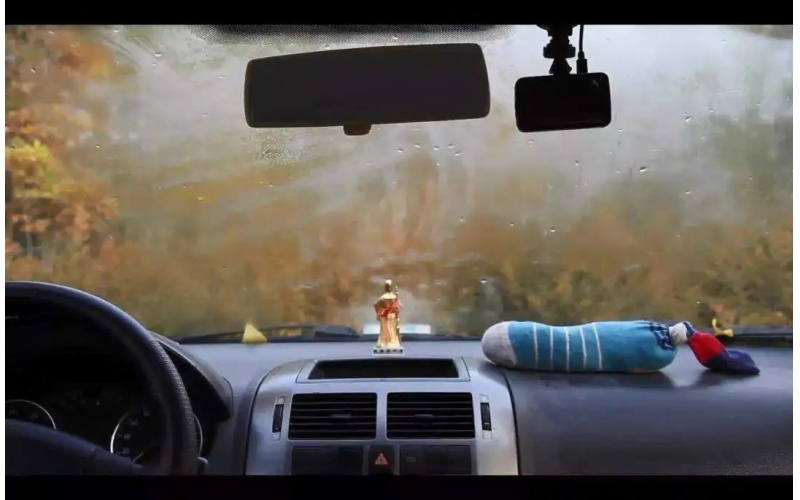 雨天開車玻璃起霧怎么辦？