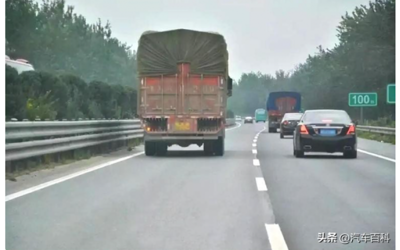 在高速上超車時(shí)，有必要鳴笛或者閃燈嗎？