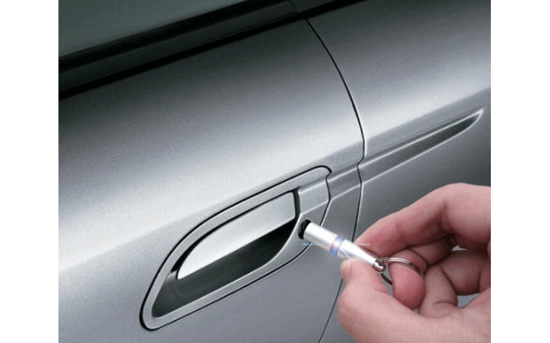 開車門總是被電，在車尾綁靜電繩有用嗎？