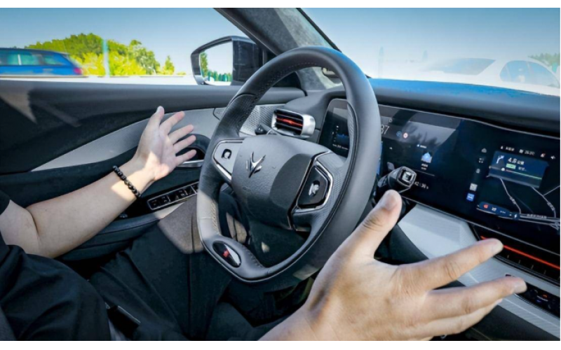 為什么車子轉(zhuǎn)彎后放開方向盤能自動回正？